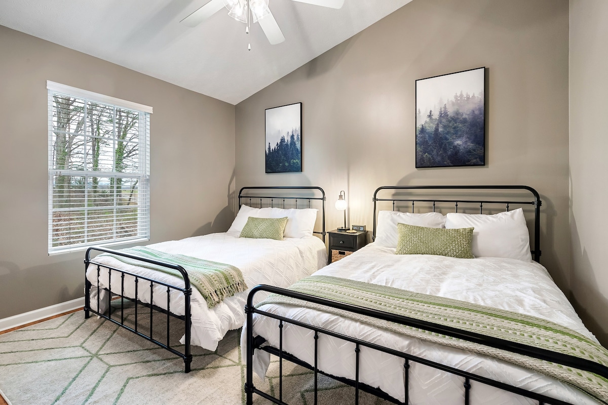 Dhoma e dytë e gjumit e bukur ka tavane të harkuara, një banjë të plotë ngjitur dhe po qetësohet menjëherë. Ka dy krevate të plotë, me fjetje deri në katër në këtë dhomë gjumi.