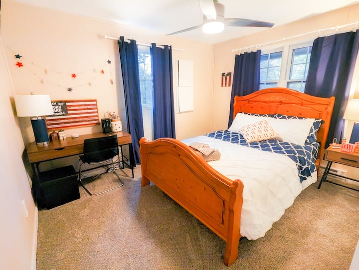 Poconos宁静度假屋：舒适卧室内配备一张标准双人床，沐浴在自然光下，装饰有柔软的床上用品、床单和蓬松枕头，享受宁静安谧的休闲度假胜地。