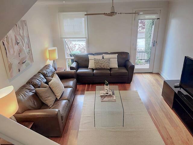SouthMelb AlbertP 3BR+2.5bath+Wifi+3Level+Rooftop. gallery image 4
