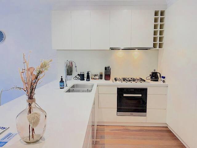 SouthMelb AlbertP 3BR+2.5bath+Wifi+3Level+Rooftop. gallery image 3