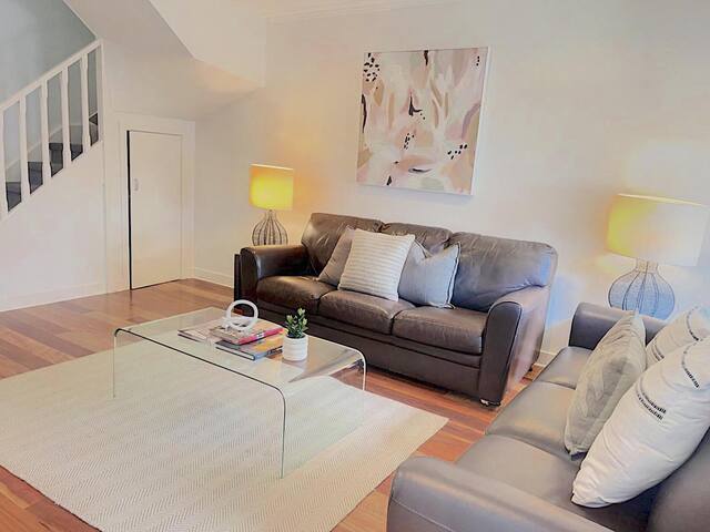 SouthMelb AlbertP 3BR+2.5bath+Wifi+3Level+Rooftop. gallery image 5