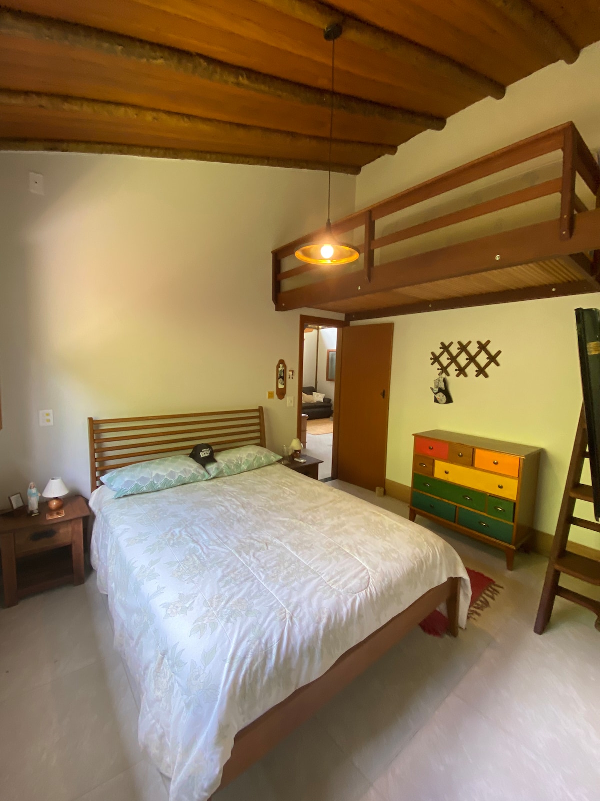 Апартамент с двойно легло, пружинен матрак, телевизор с Google Chrome за достъп до интернет, мецанин и климатик (Q&F). Гардероб и нощни шкафчета. Буйна гледка към много зеленина и родна гора! Мецанинът е атракцията за децата...