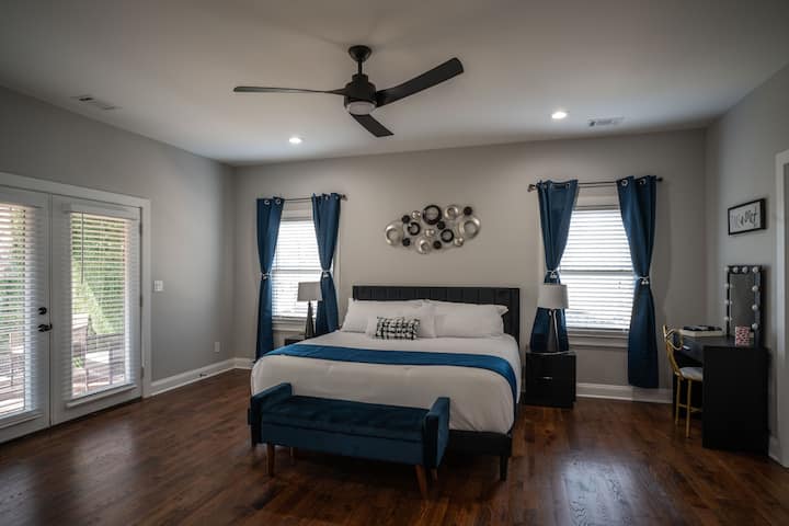 Მთავარ საძინებელში არის ცალკე ტერასა მოსასვენებელი სივრცითა და ბაგა-ბაღით.