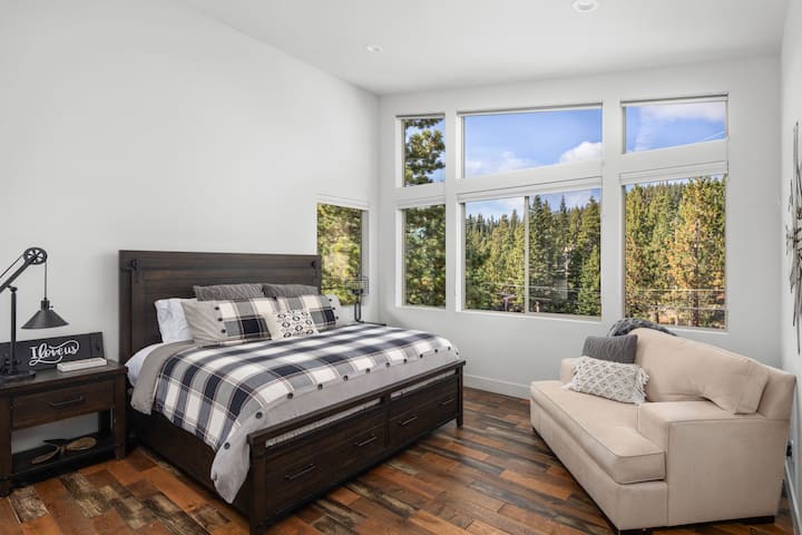 ห้องนอนหลัก/ห้องนอนใหญ่ชั้นบนพร้อมอ่างอาบน้ำส่วนตัวเต็มรูปแบบตู้เสื้อผ้าแบบเดินเข้าและม่านบังแสง