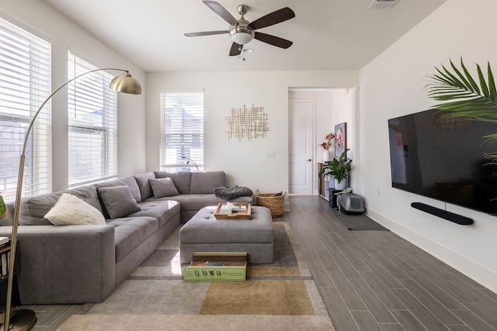 New Mueller House w/ Home Office + Walk to Pools