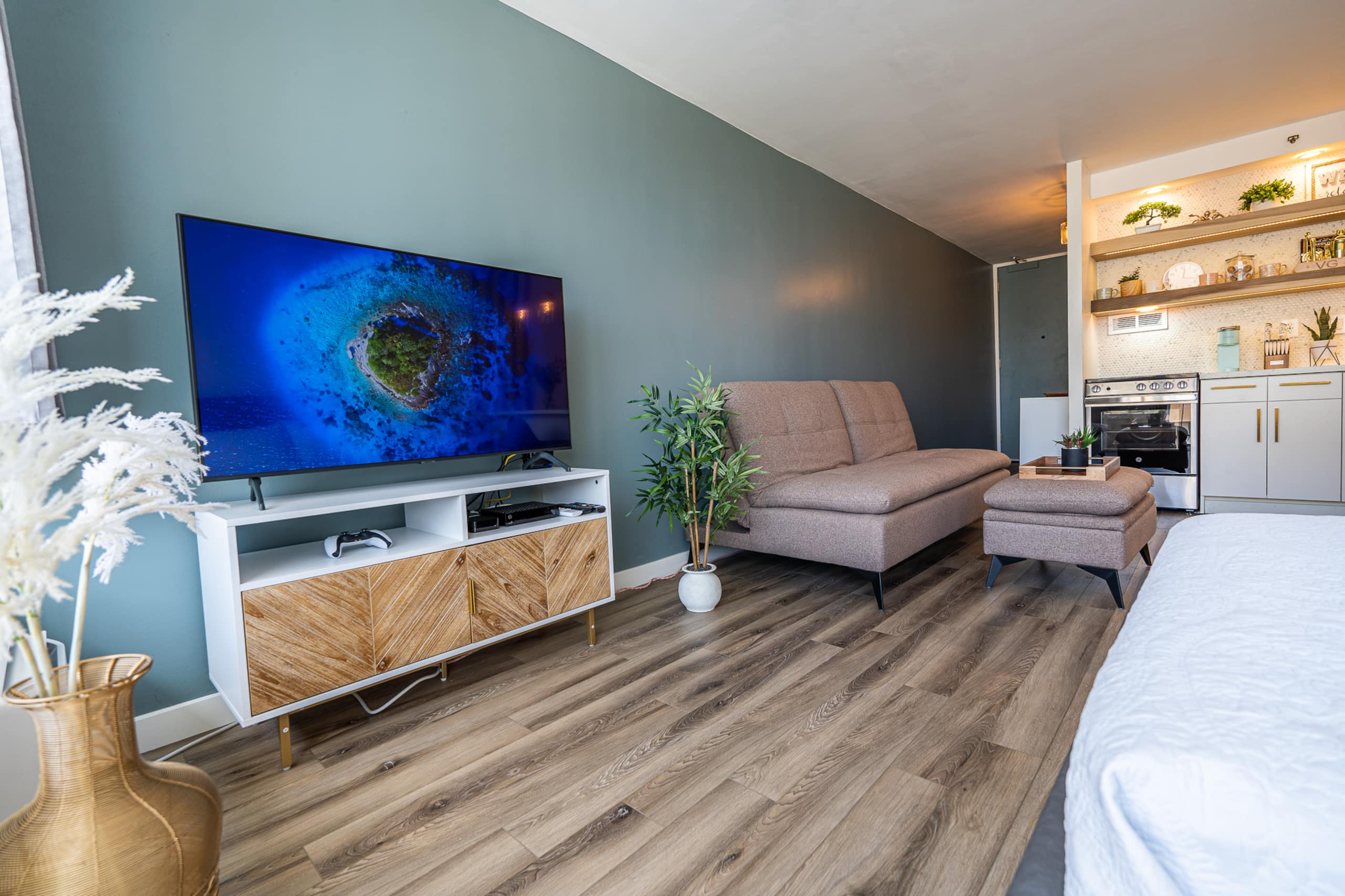 Condo in Honolulu · ★4.98 · 1 bedroom · 2 beds · 1 private bath - Image 3