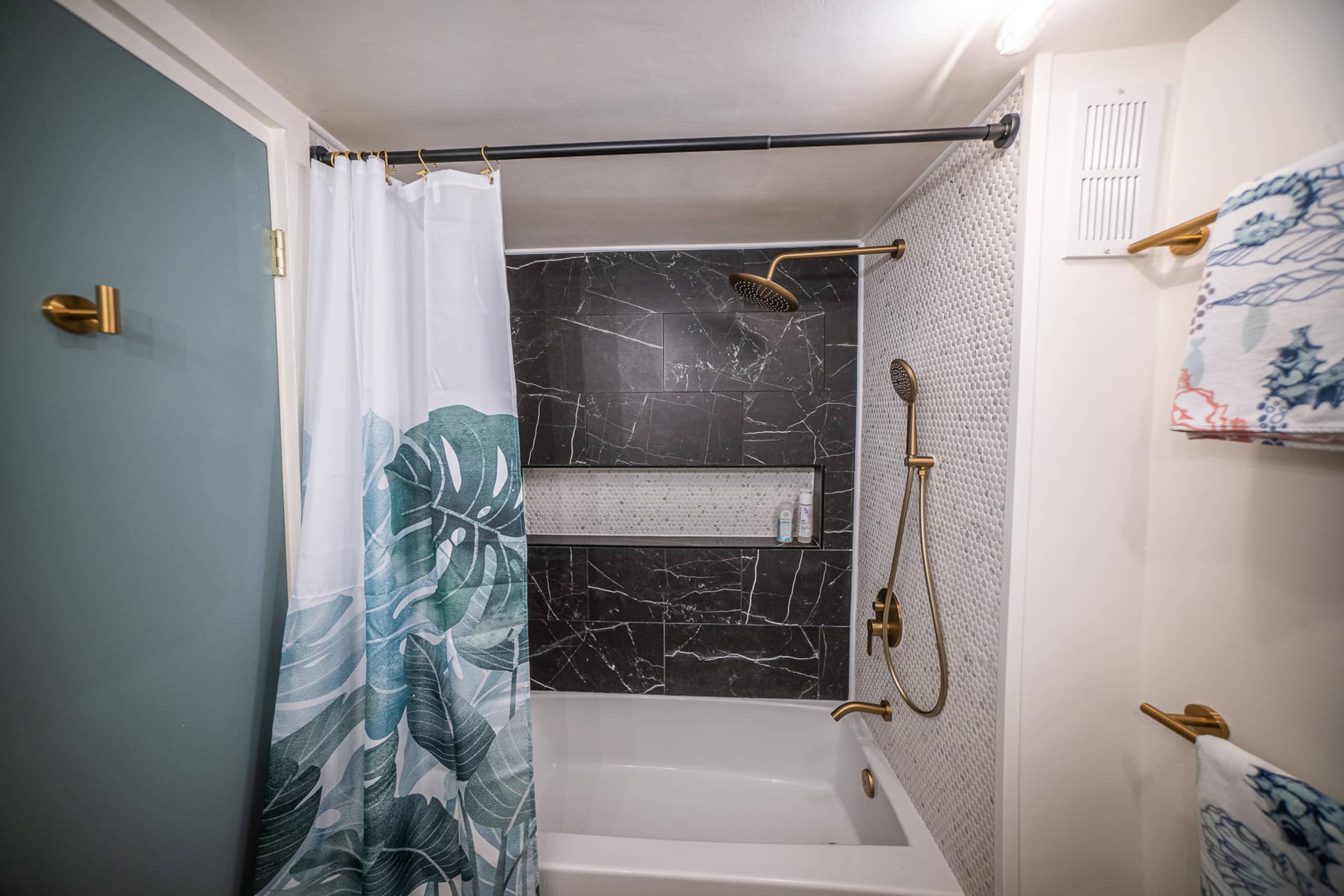 Condo in Honolulu · ★4.98 · 1 bedroom · 2 beds · 1 private bath - Image 27