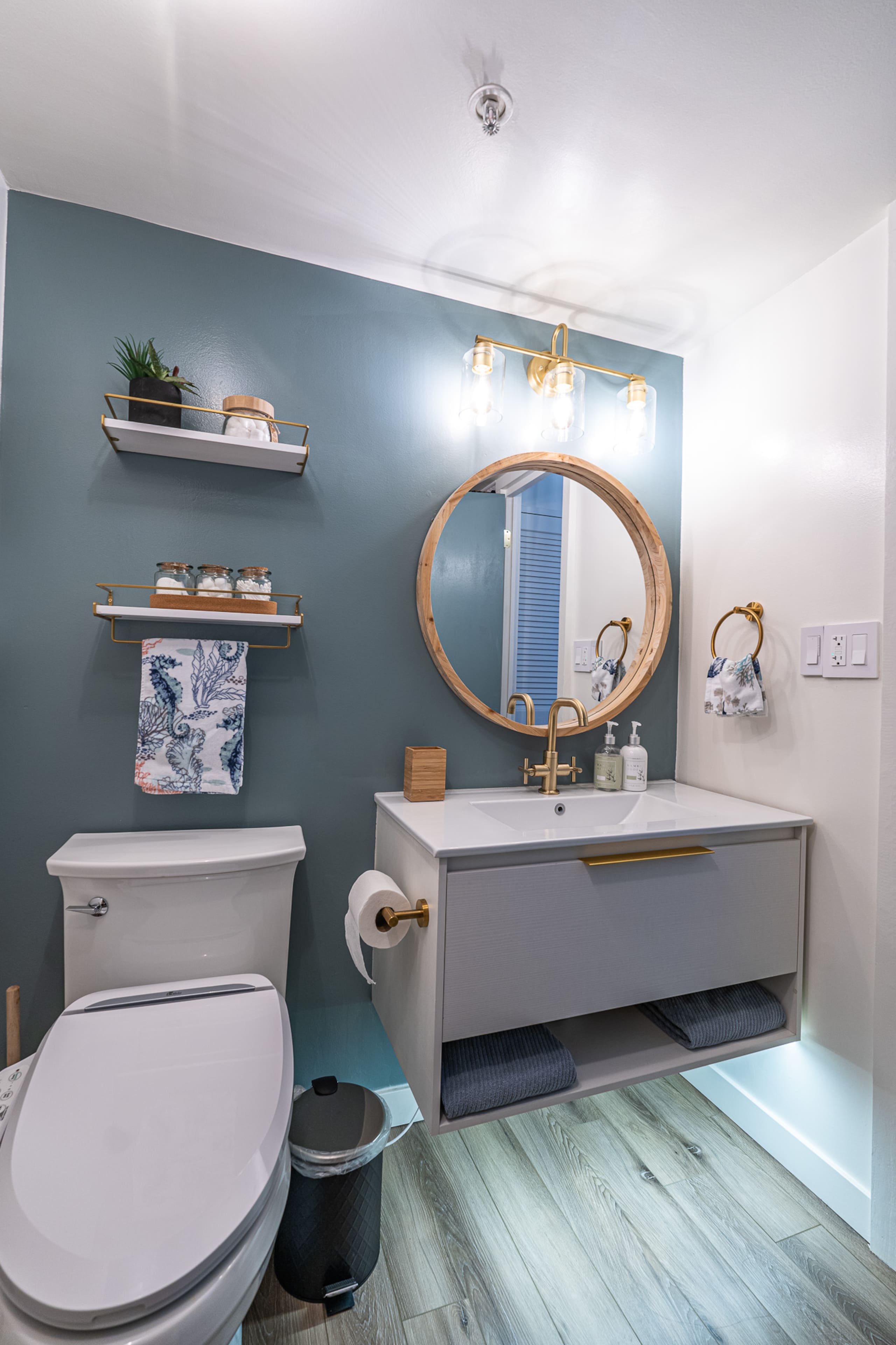 Condo in Honolulu · ★4.98 · 1 bedroom · 2 beds · 1 private bath - Image 34