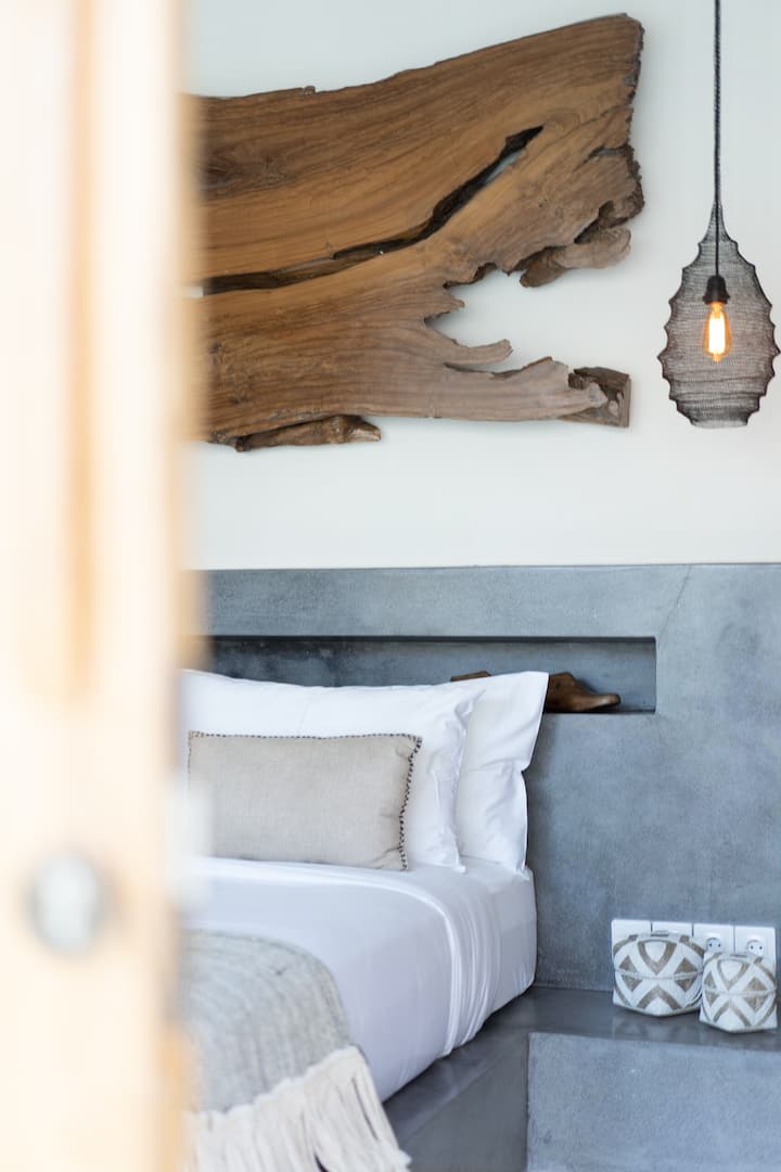 חדר שינה מואר עם נוף לבריכה, פינת עבודה נוחה וחדר רחצה צמוד, מושלם למנוחה או לעבודה באווירה שלווה.