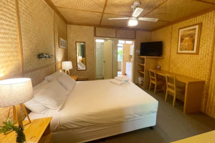 King Room საკუთარი ენსუიტით, მინი-სამზარეულოთი და ბაღის ხედით
