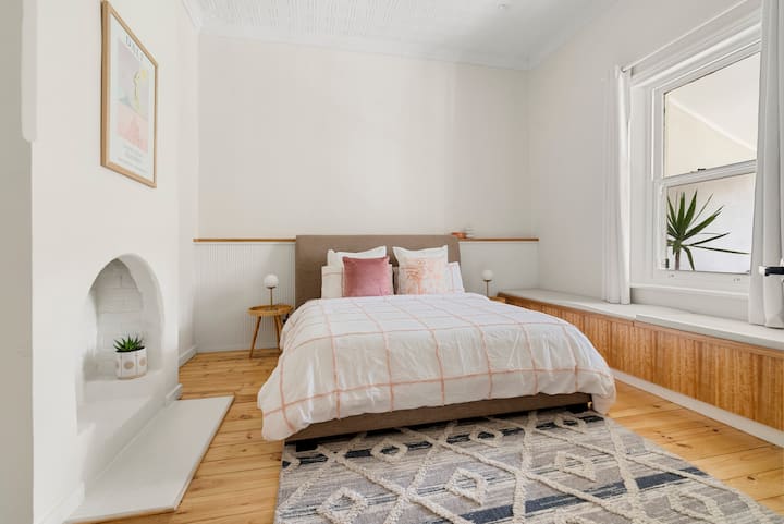 غرفة النوم الثانية، سرير بمقاس كبير وإطلالات على الحديقة 