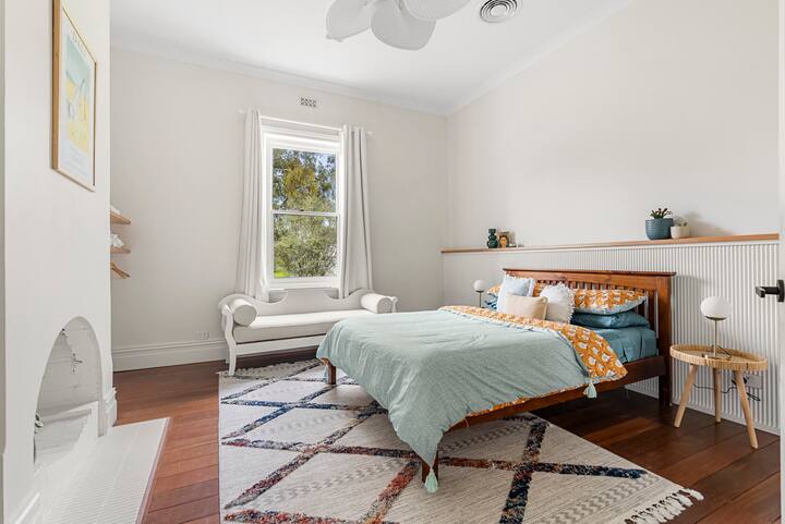 تحتوي غرفة النوم الثالثة على سرير كوين وإطلالات على الحديقة 