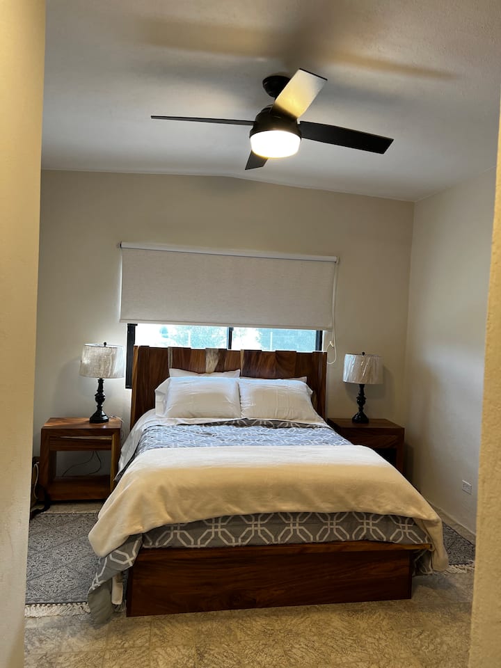 Glavna spavaća soba s bračnim krevetom (širine 150-179 cm)