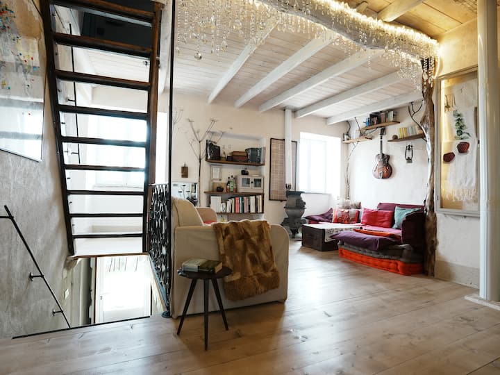 Sebule, eneo utakalotumia pamoja na jiko. Subiri mwanga wa jioni ambao unaonekana kwenye fuwele na kuta. Ni mazingaombwe mara moja!