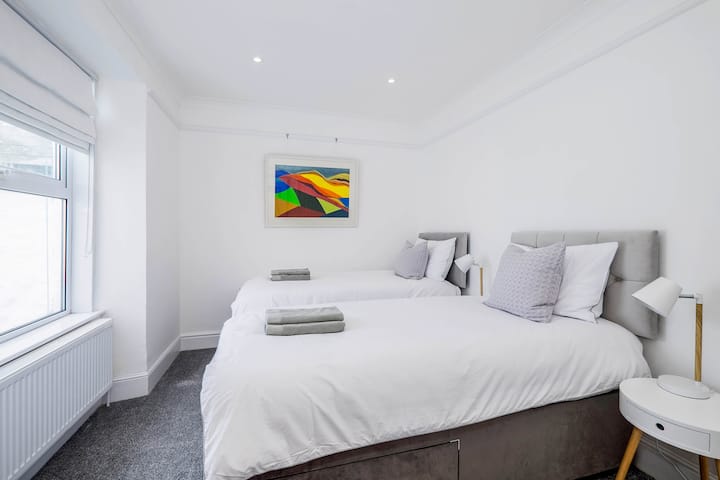 Spálňa 1 (2x jednolôžko; môže byť tiež nastavená ako 1 manželská posteľ)