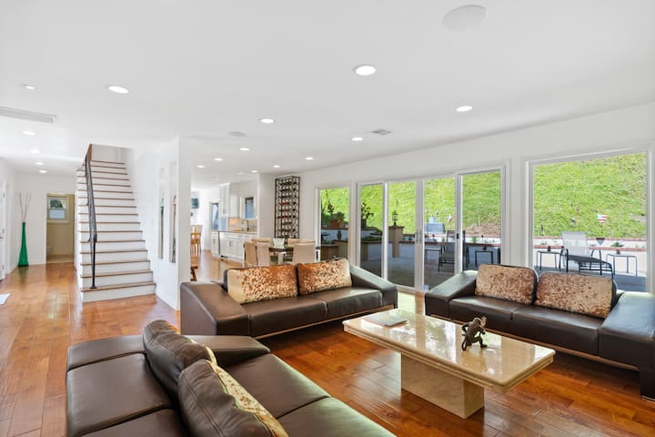 Skyhill Theater Retreat: Spa/BBQ/Fire Pit/Privacy