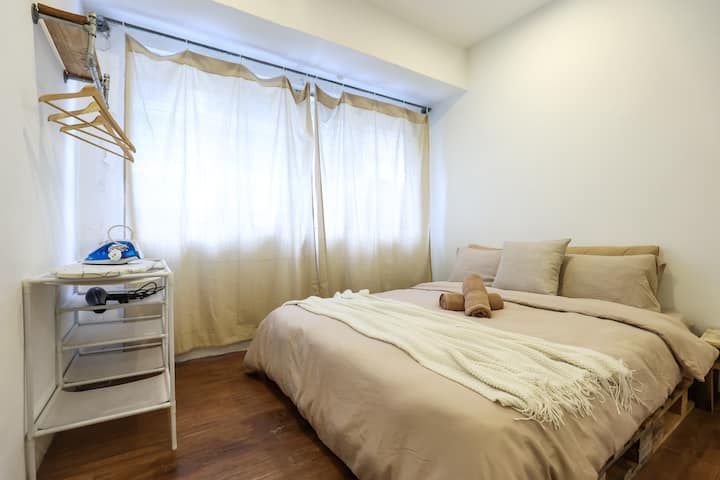 Dhoma e gjumit 2.
Një mbretëreshë dhe një beqare 
Ofrohen hekur dhe tharëse flokësh.