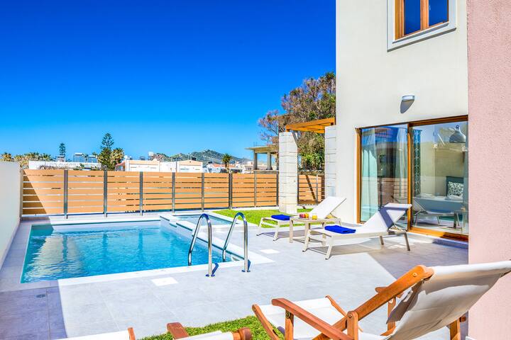 Walk to Beach, Shops & Restaurants / Heated Pool gallery image 2