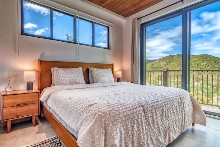 Chambre avec lit King Size et salle de bain en costume