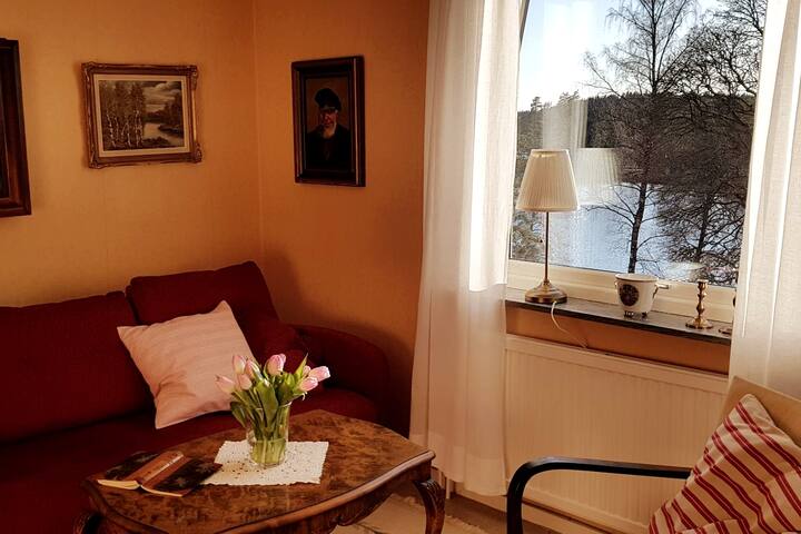 I TV-rummet uppe finns en bäddsoffa för två personer. Utsikten över sjön är vidunderlig!

TV-rummet ligger i mitten av övervåningens tre rum, och härifrån kommer du till de båda gavel-sovrummen och ut till hallen.