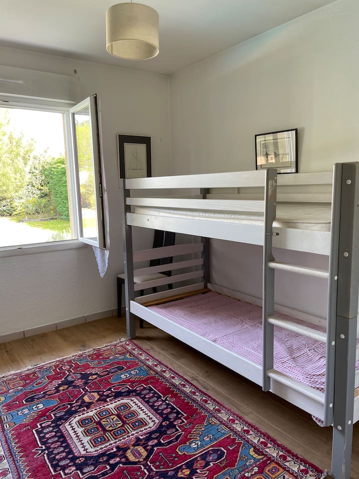 Tercer dormitorio con una litera de 90x190 y su armario.