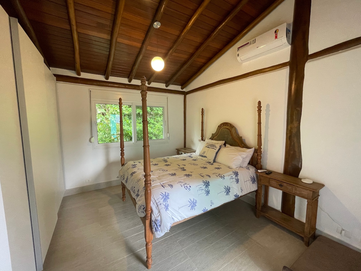 סוויטת הורים עם מיטת קווין סייז, מיזוג אוויר, טלוויזיה חכמה 32אינץ ' (מובנית בארון), שולחן העבודה (התמונה תעודכן בקרוב) ומרפסת המשקיפה על הים.