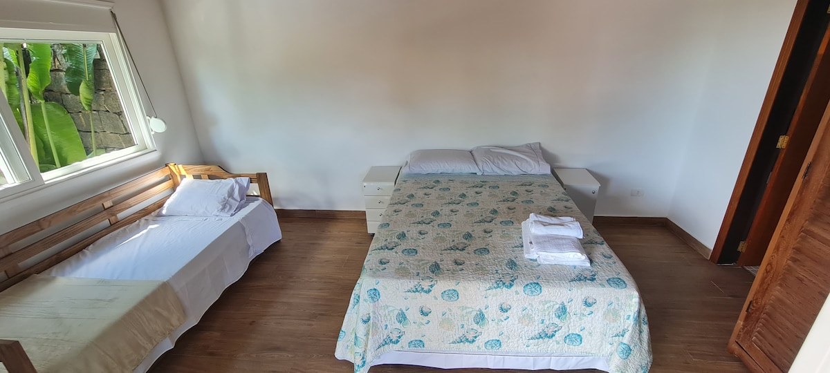 סוויטה עם מיטה זוגית ומיטת יחיד עם מיטה זוגית, מיזוג אוויר, מאוורר תקרה וארון