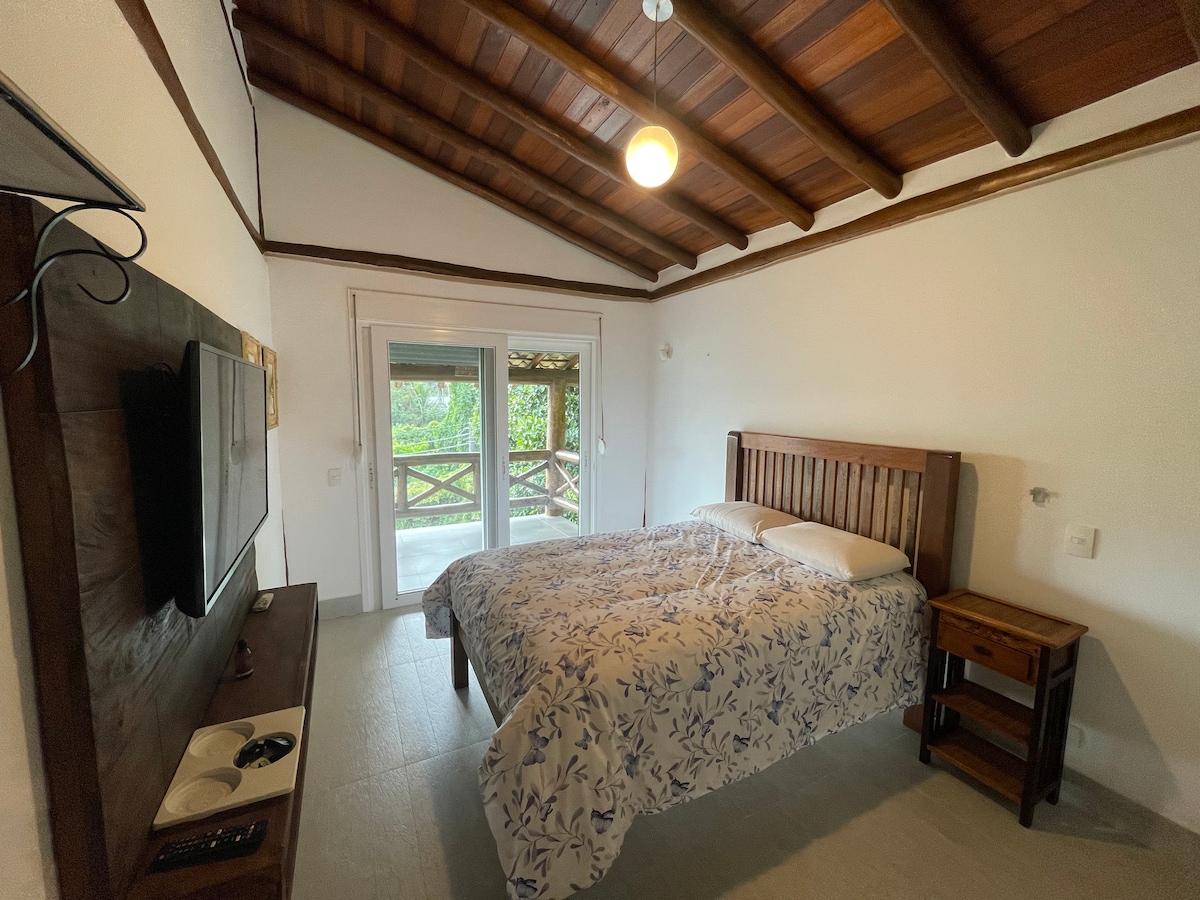 חדר שני עם מיטה זוגית, מיזוג אוויר, טלוויזיה חכמה 55אינץ ', מרפסת עם ערסל ונוף לים, ארונות ושולחן כתיבה (התמונה תעודכן בקרוב)