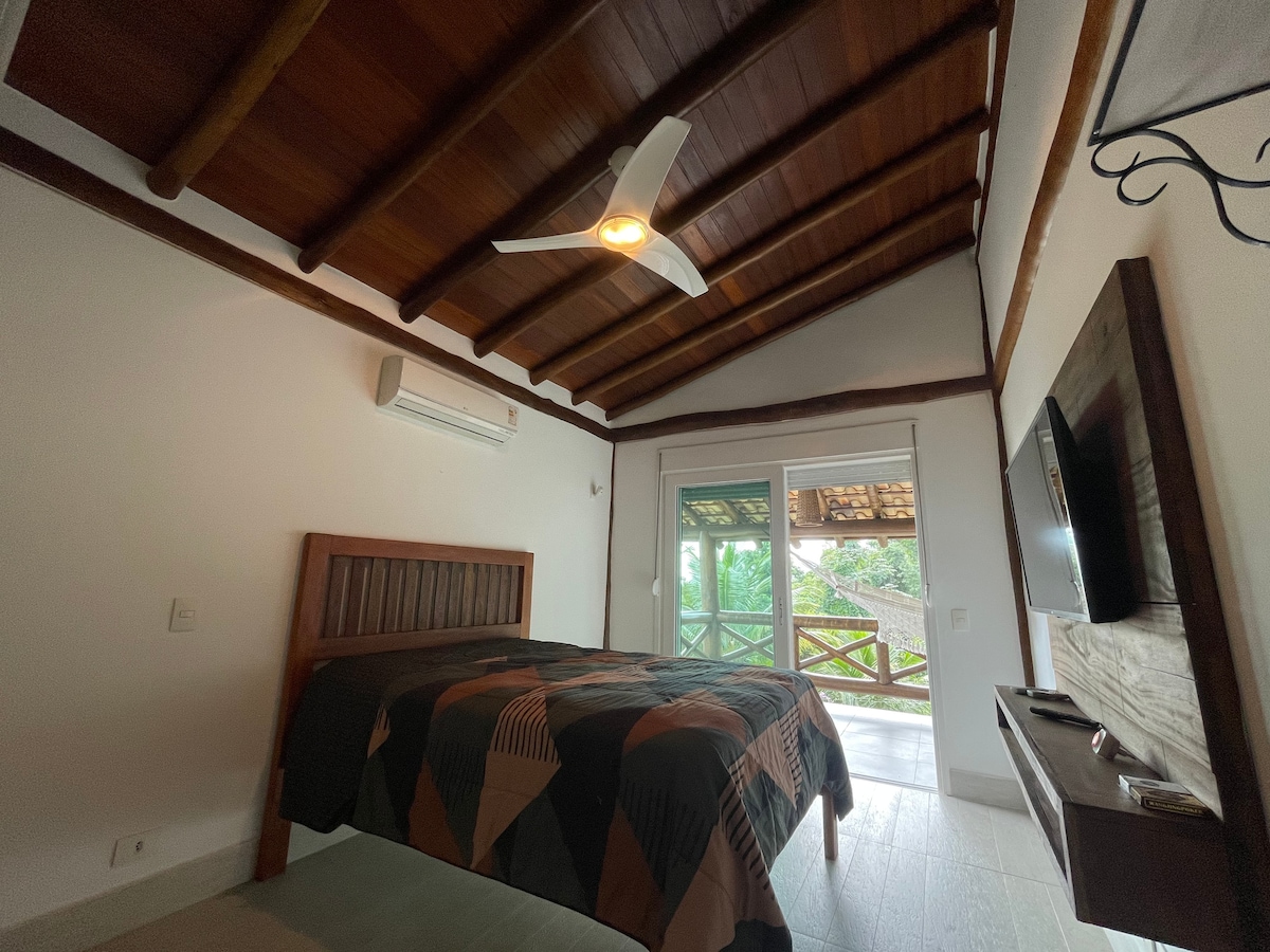 חדר שלישי עם מיטה זוגית, מיזוג אוויר, מאוורר תקרה. טלוויזיה חכמה 55אינץ', מרפסת עם ערסל ונוף לים וארונות.