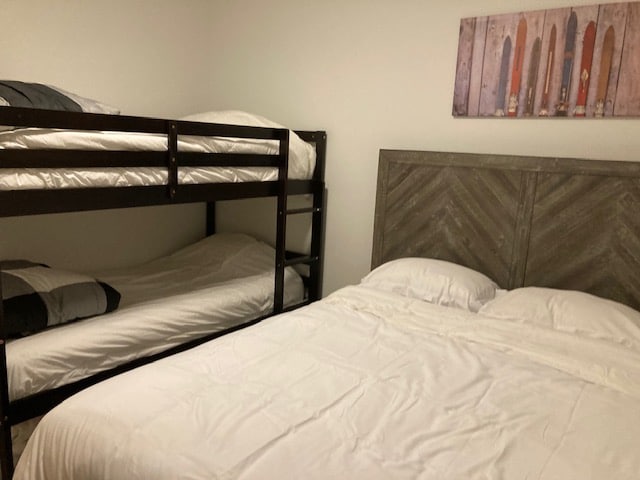 سرير بحجم كوين + سريرين مزدوجين يوفران مساحة لعائلة شابة أو أصدقاء لمشاركة المساحة. تلفزيون 50بوصة مع جميع خدمات البث + حمامك الخاص يسمح لك بالتراجع مع الخصوصية في الطابق الخاص بك. مساحة تخزين واسعة في الخزانة + خزانة. 