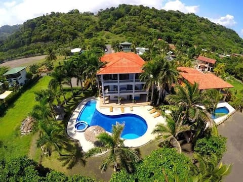 Beautiful Beachfront Property for 30 Guests!