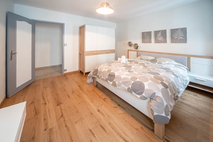 Тази стая е оборудвана с двойно легло и гардероб със закачалки за съхранение на дрехите ви. Офис пространството предлага тихо и добре осветено място