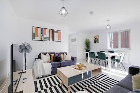 Modern 5 Bedroom 3 Bathroom Svc House with parking