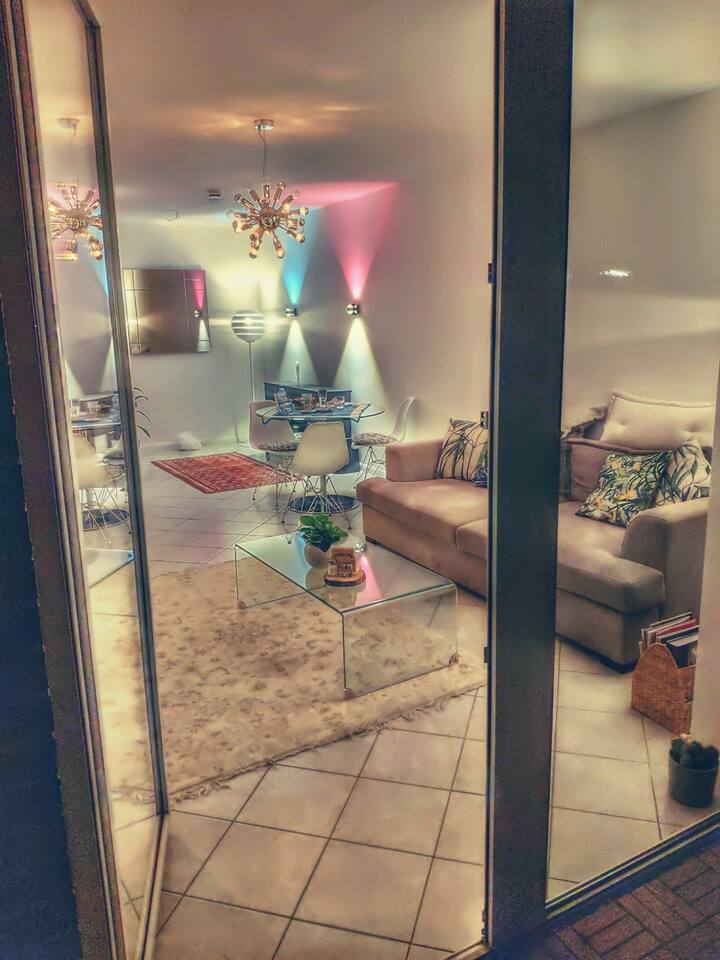 Cozy apartment south balcony, 1 min bus, 20 min city Condominiums for