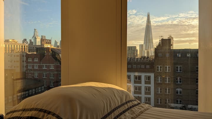 Изгрејсонце од вашата спална соба. Ролетните се затемнети.