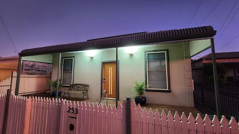 Home on Mica 3 bed 2 bath A/C Wi-Fi all mod cons.
