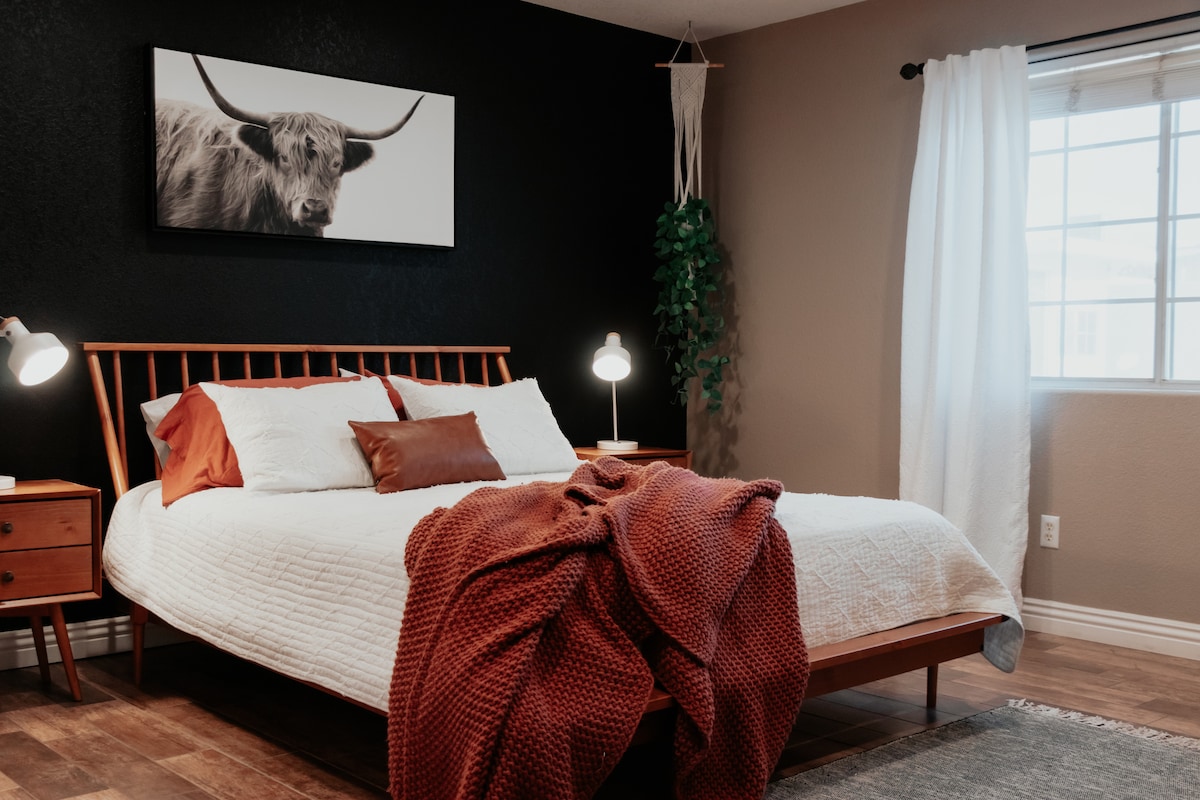 Hlavná spálňa s manželskou posteľou Queen