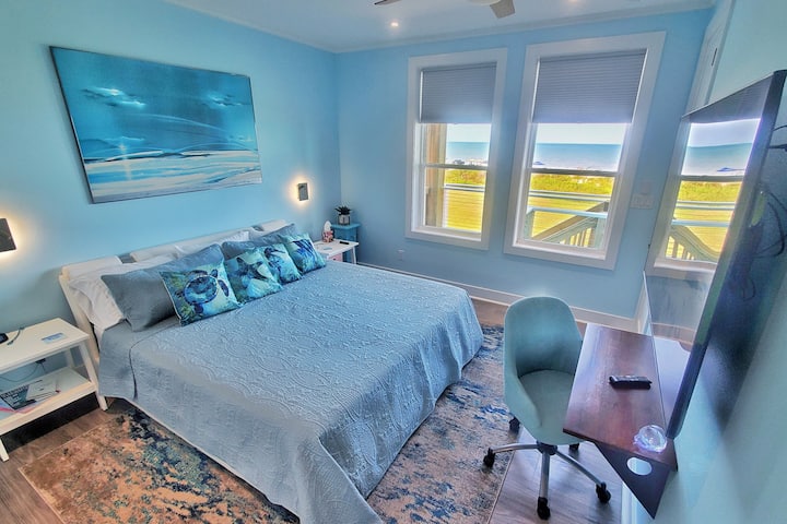 キングサイズベッド、読書灯、扇風機、電話充電付きベッドルーム1