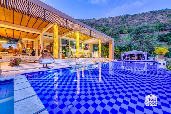 Luxurious Super TopSpot® 2500 M2 in Anapoima