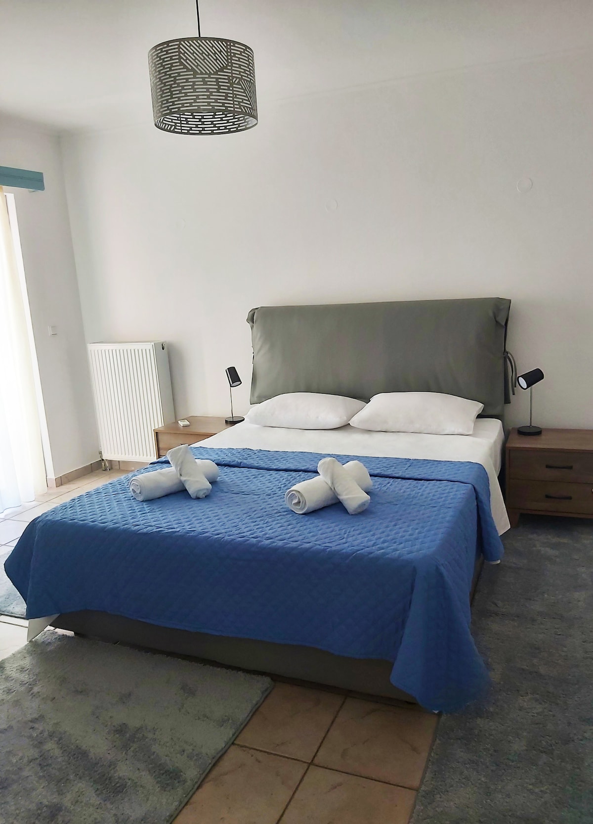 غرفة نوم مزدوجة الحجم مع خزانة كبيرة وشرفة خاصة بها تطل على صخرة مونيمفاسيا