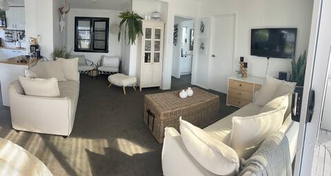 Wairenga Heights - sunny family bach with spa