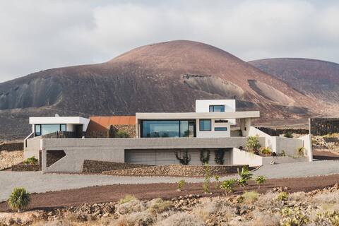 Minimalist house to the volcano