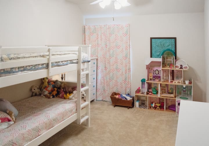 Dhomë gjumi me krevate dopio "dyshe mbi". Hyrje private në banjën Jack dhe Jill të përbashkët me dhomën e gjumit 2.