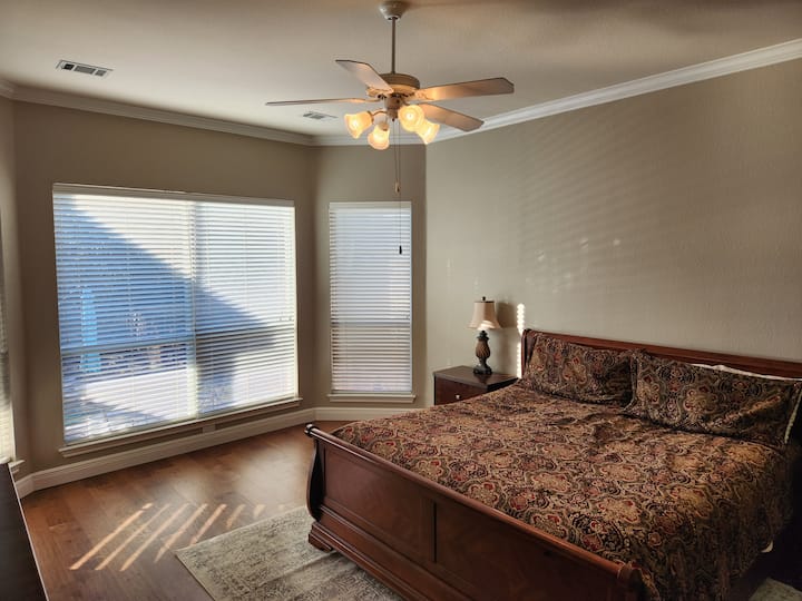 Dhoma kryesore e gjumit: Dhomë gjumi e bollshme kryesore me derdhje kurore dhe hapësirë për t 'u ulur me hark - çfarë pamje për t' u zgjuar në mëngjes!