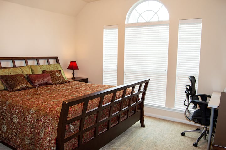 Dhoma e gjumit: Dhomë gjumi dytësore me dritare të trefishta me theks të harkuar