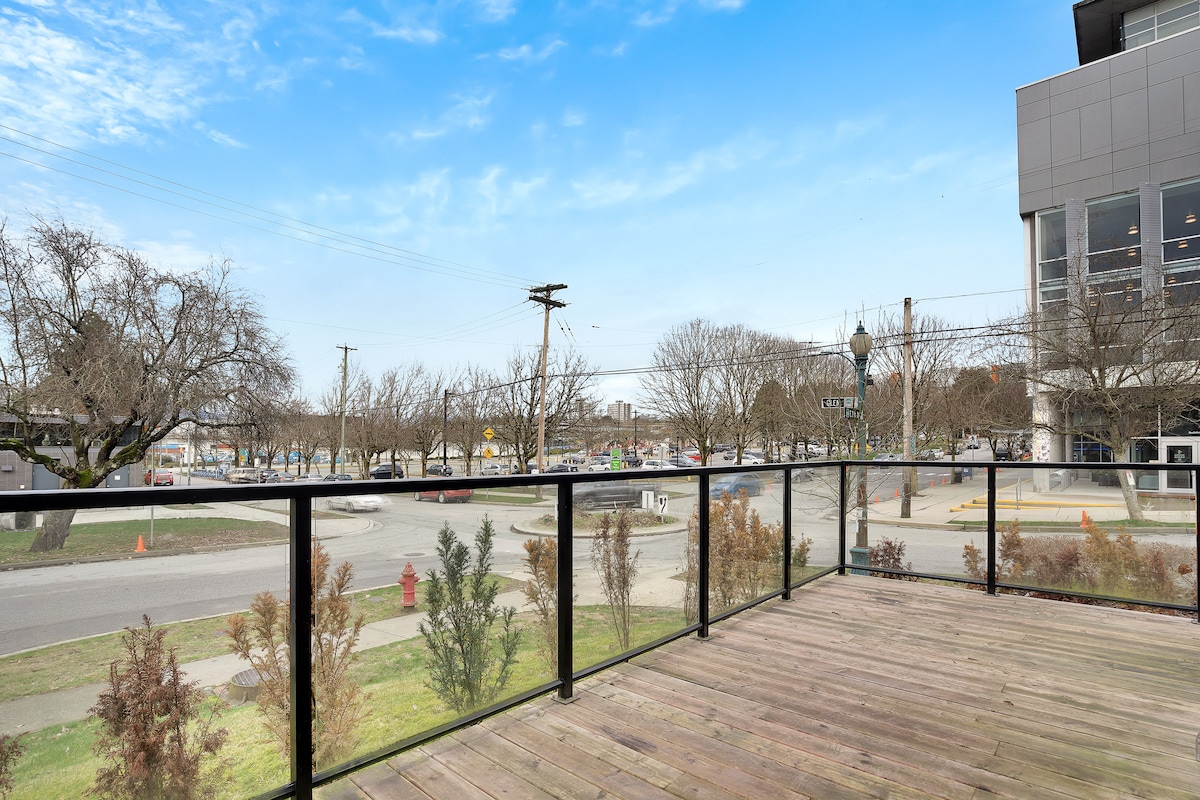 Upscale Apartment with Patio - Mount Pleasant