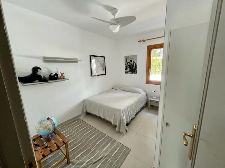 Segundo dormitorio con ventilador de techo.
Cama doble de 180 x 150.