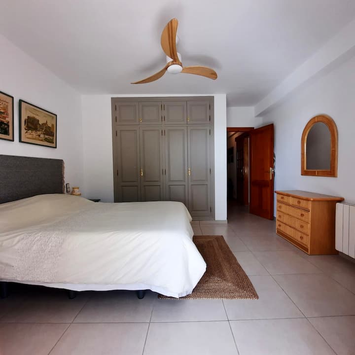 Dormitorio principal, luminoso y con mucho espacio. Armario doble y ventilador de techo