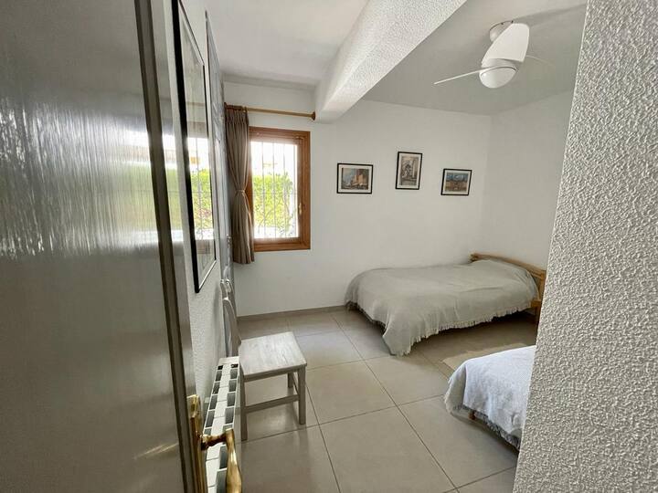 Tercer dormitorio con ventilador de techo y armario.
Dos camas individuales de 180 x 90