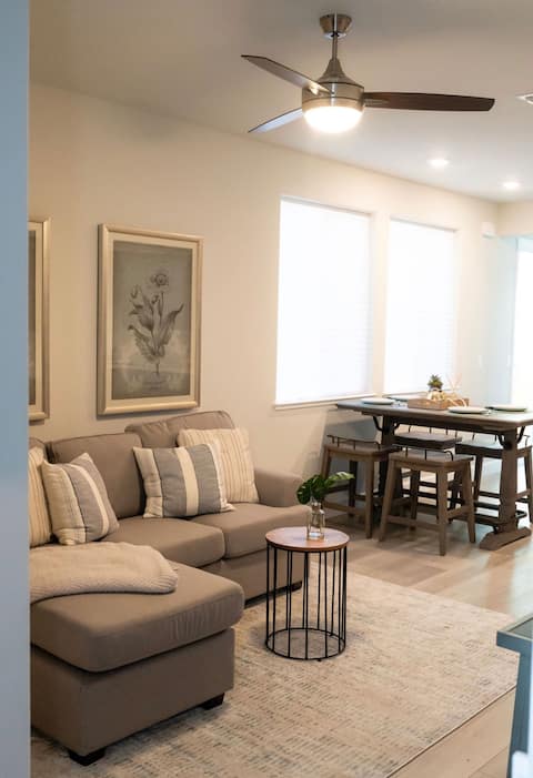 Top performing Airbnb: Contemporary guest suite in Roseville